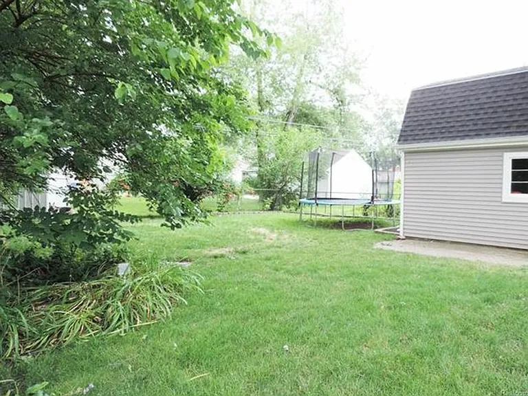 2260 Cummings Ave — Photo 4