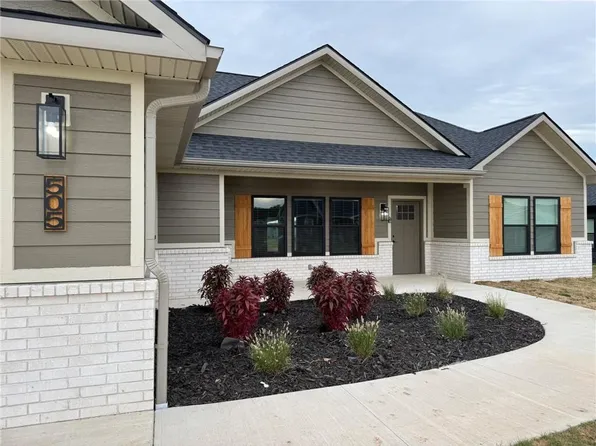 505 N Edgewood Dr, Coffeyville, KS 67337