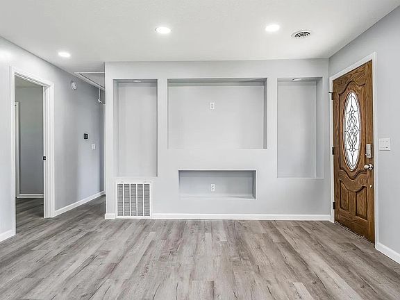 4th image of 718 Brookdale Dr