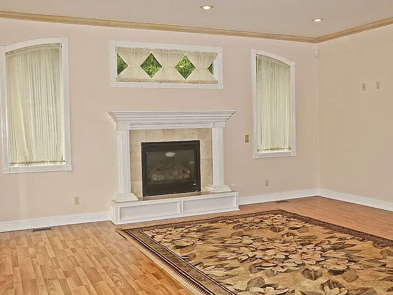 Dining room (main floor)