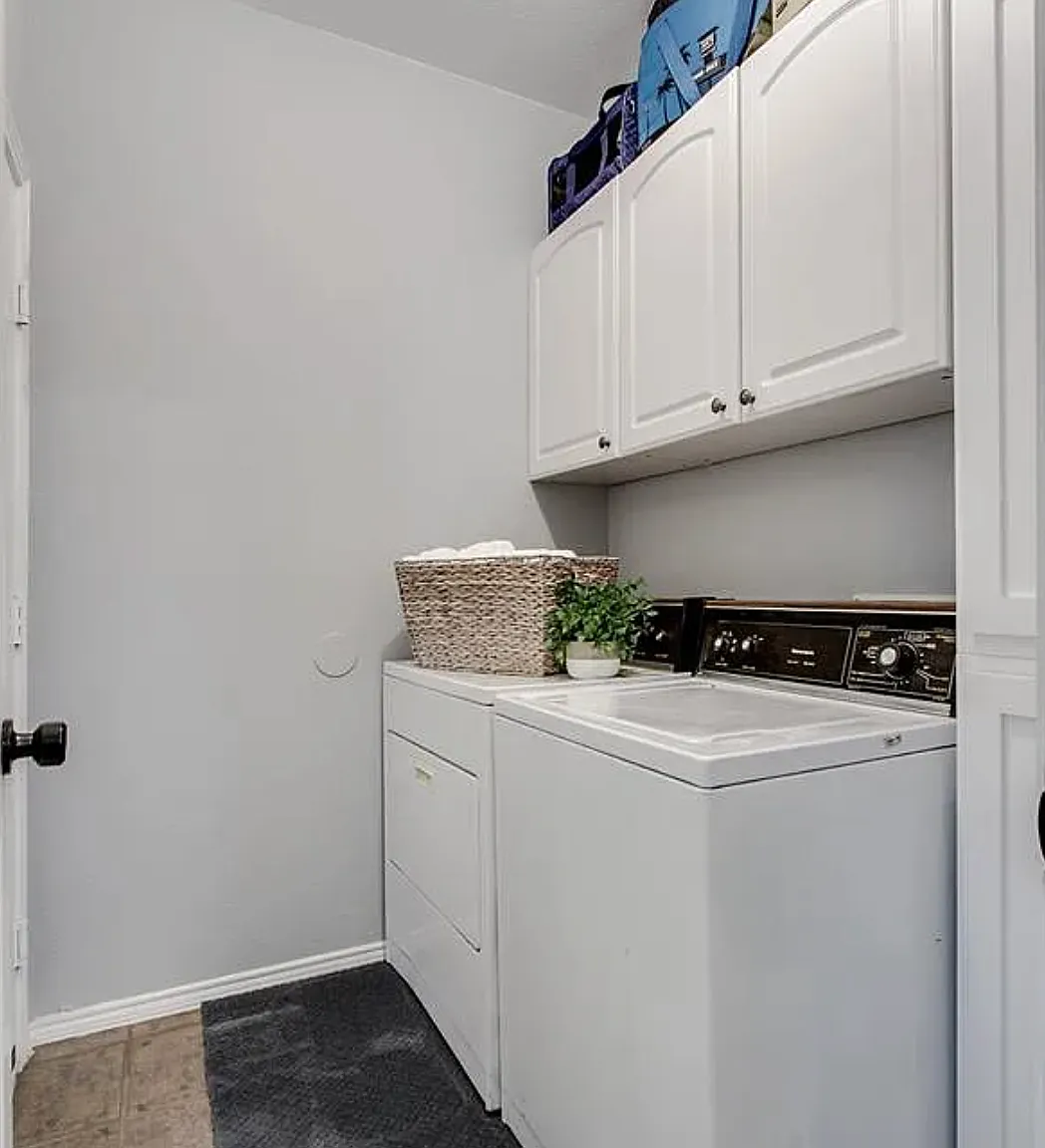 3 bed, 2136 sqft, $2,200 — Photo 3