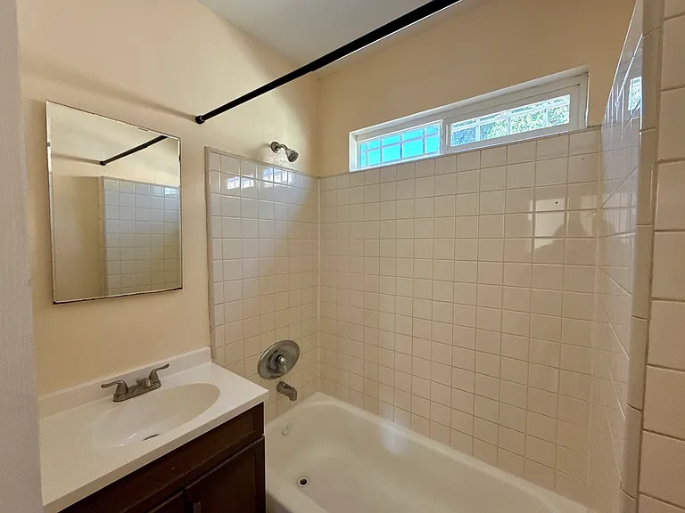Full bathroom wit tub shower