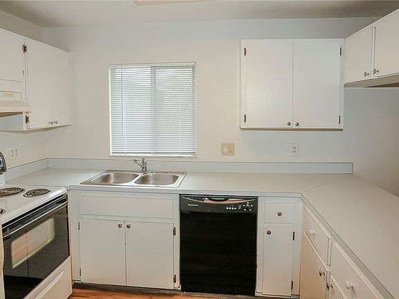 5th image of 8061 Country Rd Unit 203