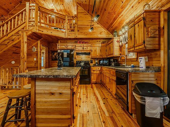4th image of 4040 Hickory Hollow Way