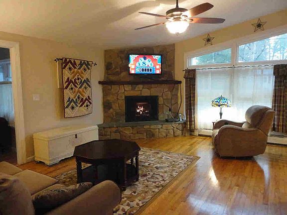 3rd image of 66 Greentree Dr S