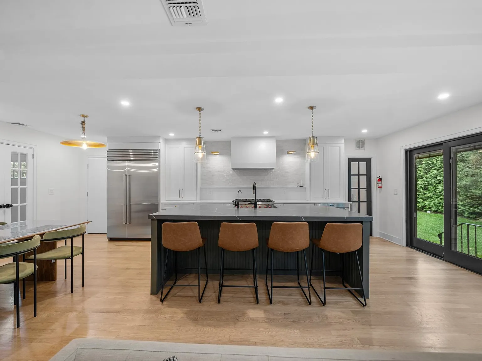 5 bed, 3000 sqft, $9,000 — Photo 3