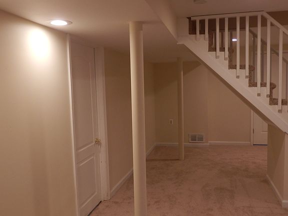 4th image of 10 Glen Cir