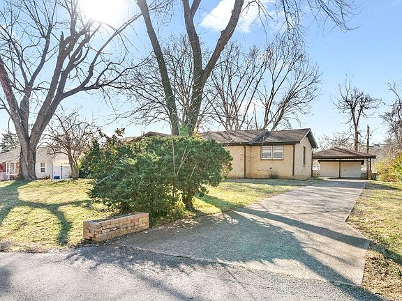 4th image of 12 Lexington Dr