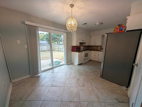 5th image of 1614 Surrey Dr