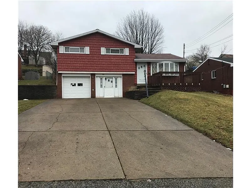 920 Maplewood Dr photo 1