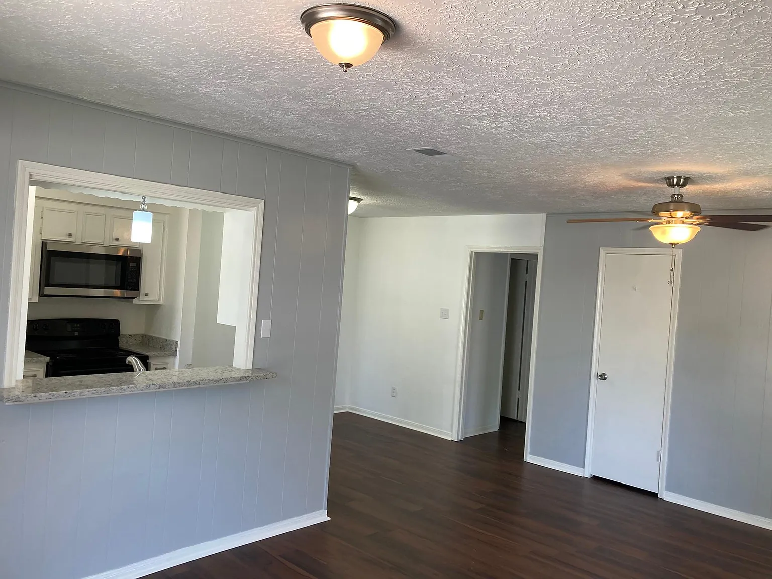 2112 N Austin Ave — Photo 3