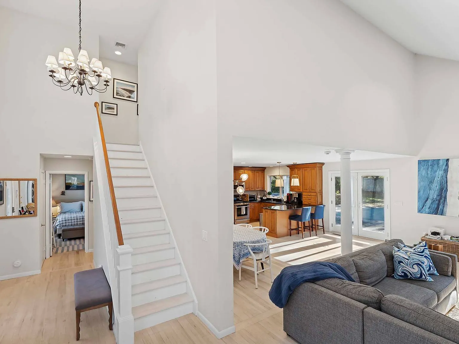 Bright & Spacious Water Mill Oasis With Pool — Photo 4