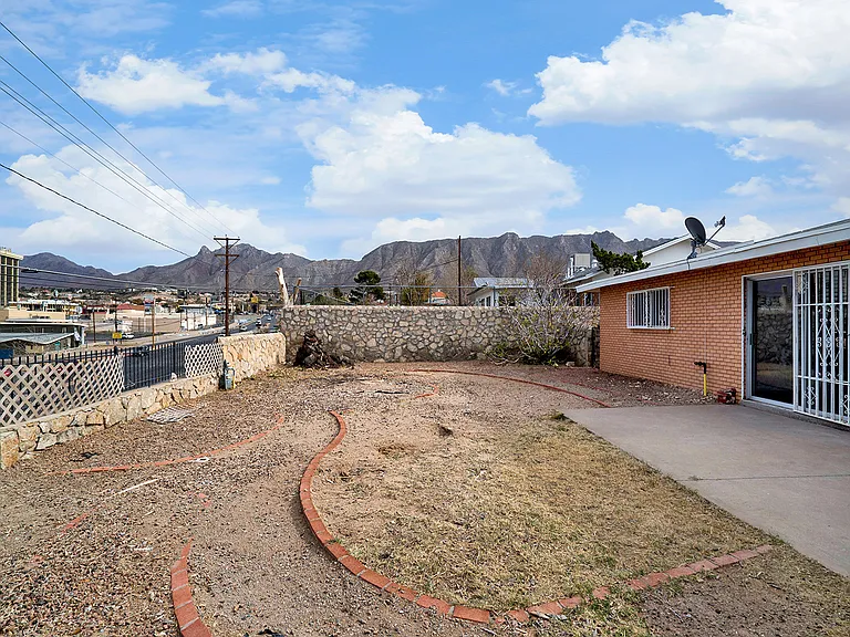 213 Clairemont Dr — Photo 19