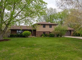 1102 Countryside Ln, Pontiac, IL 61764