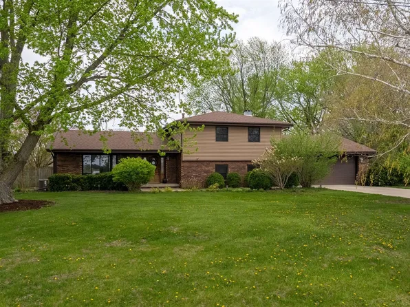 1102 Countryside Ln, Pontiac, IL 61764