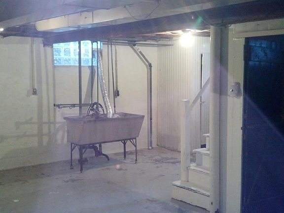 5th image of 923 E 52nd St