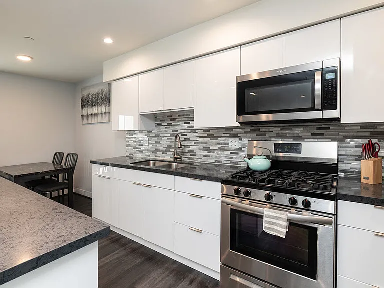 2649 S Hobart Blvd — Photo 14