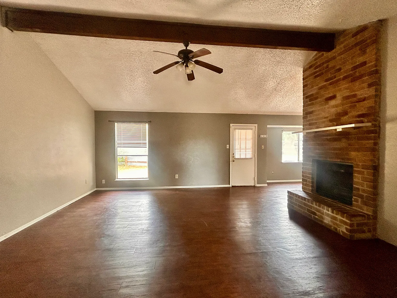 3 bed, 1265 sqft, $1,950 — Photo 2