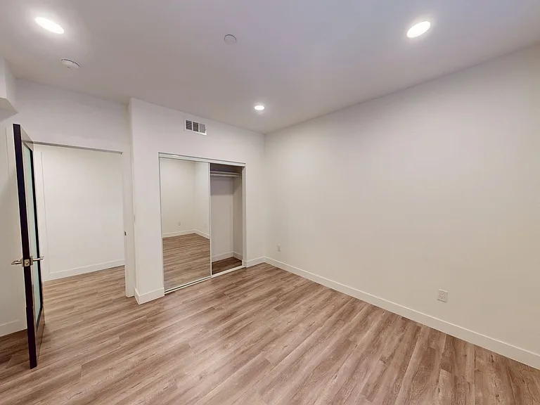 14827 Victory Blvd — Photo 13