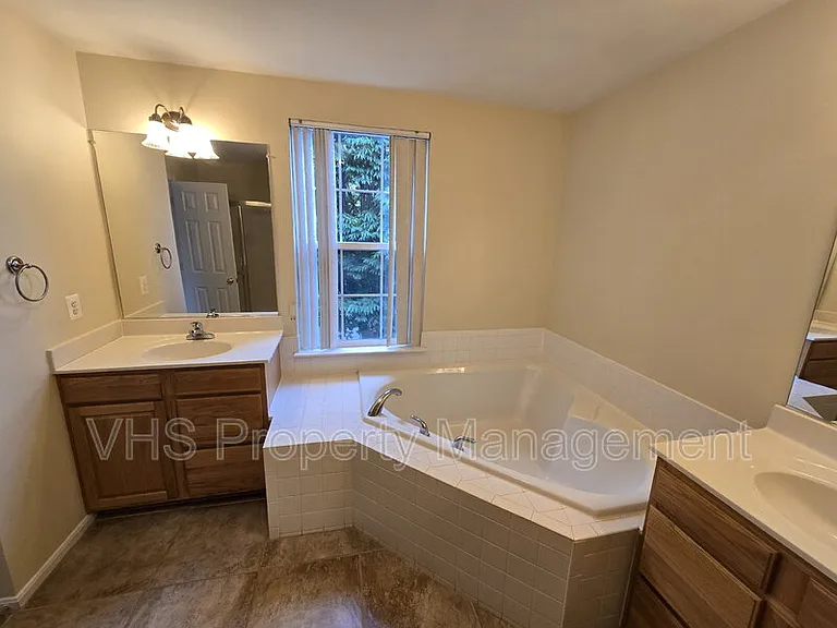 832 Fox Den Rd — Photo 31