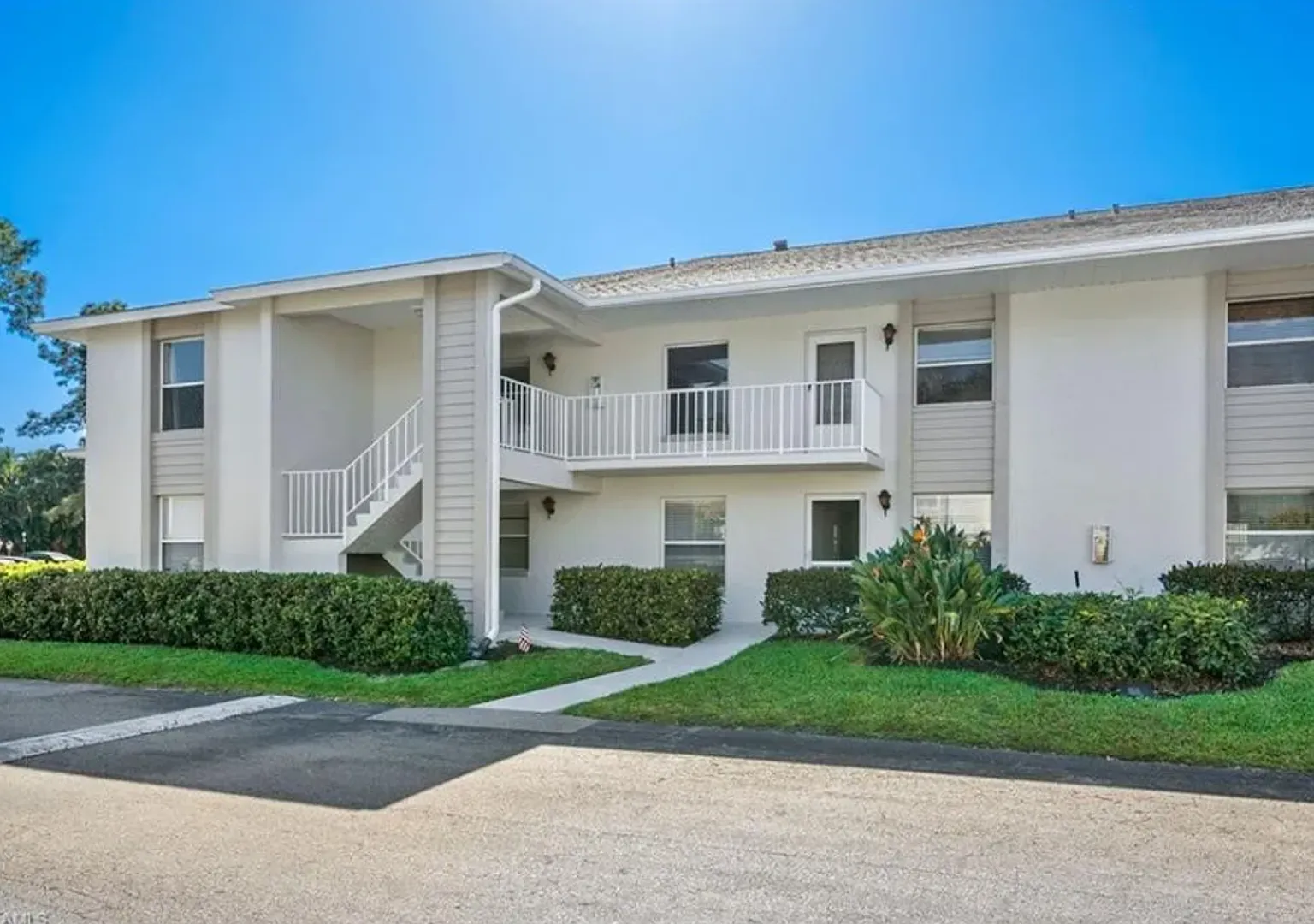 Charming 2 Bed 2 Bath Condo In Naples ** Waiving Move In Fee & Crediting Back Application Fees If... — Photo 3
