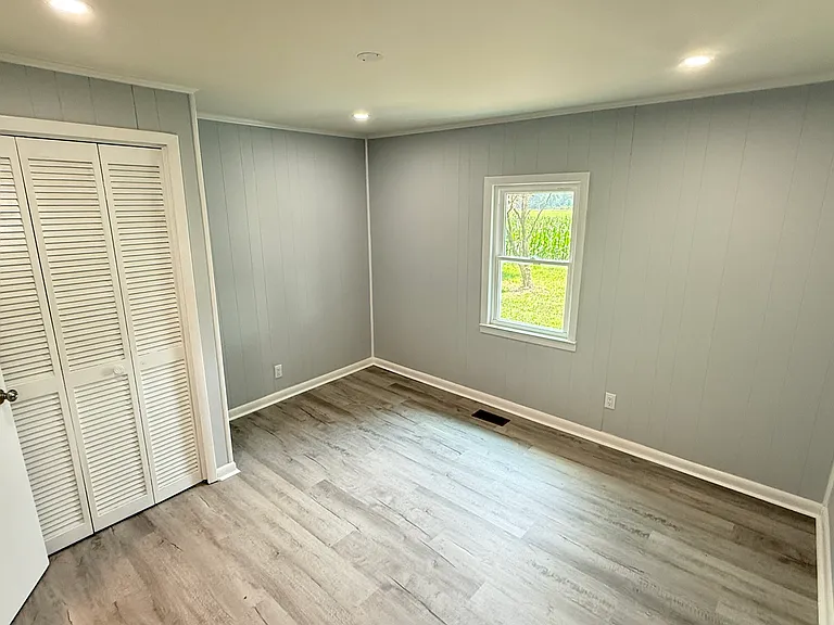 215 Newton Ln — Photo 35