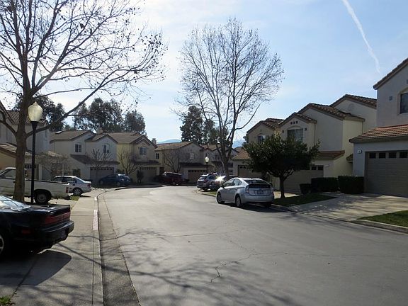 Street View & Neighbourhood of Vista Pointe. Very peaceful and homely gated community.
