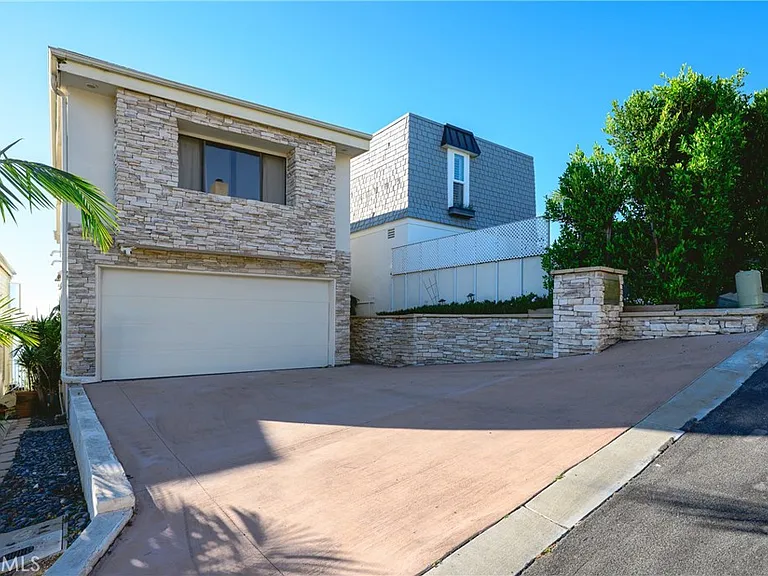 883 Katella St — Photo 45