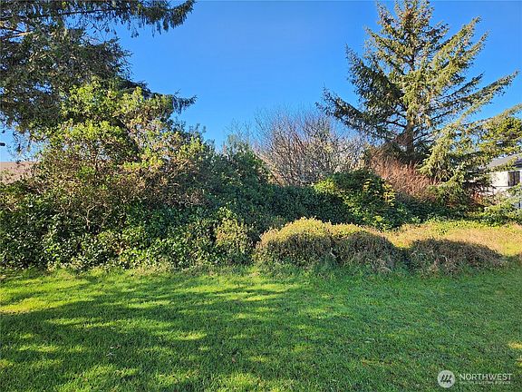 2nd image of 476 Canal Drive NE
