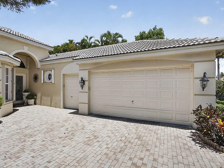 10880 Northgreen Dr — Photo 2