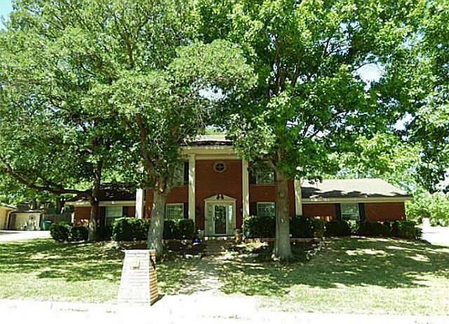 1st image of 800 Woodridge Dr
