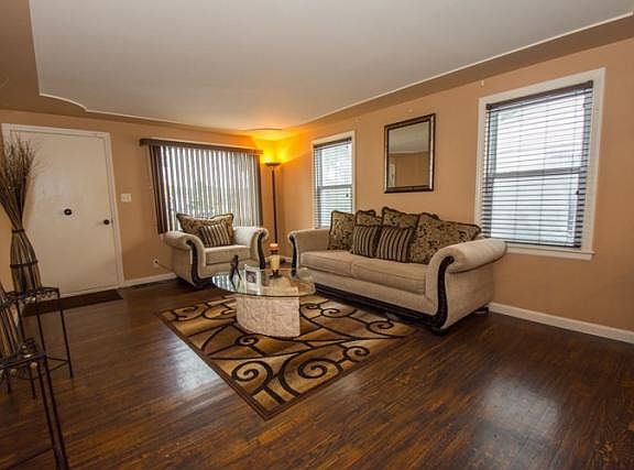 3rd image of 3114 E Jefferson Blvd
