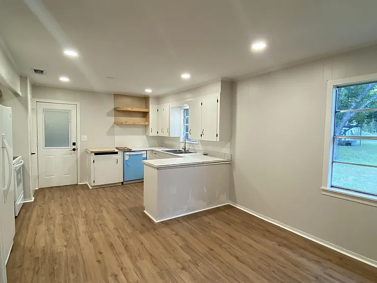 1610 W Frank St — Photo 5