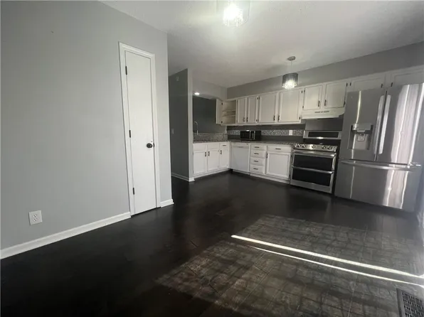 8316 Metcalf Ave, Overland Park, KS 66212