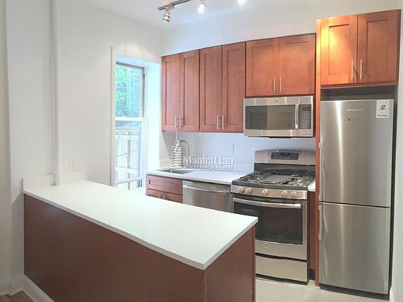 2nd image of 80 Bank St APT 3