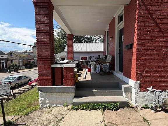 2nd image of 915 Isabella St