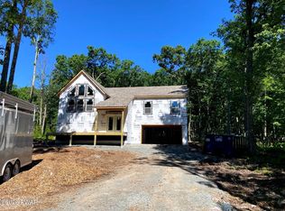 215 Cottonwood Dr, Hawley, PA 18428