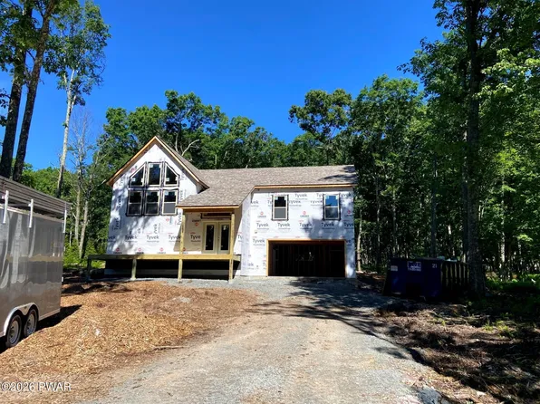 215 Cottonwood Dr, Hawley, PA 18428