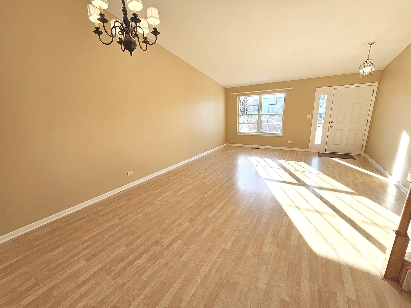 3 bed, 1.5 bath, 1704 sqft, $2,600 — Photo 3