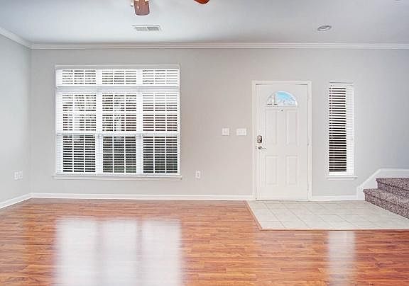 Livingroom, frontdoor