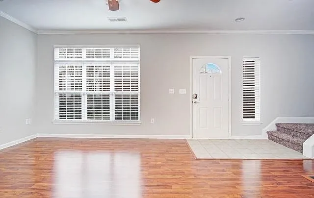 Livingroom, frontdoor