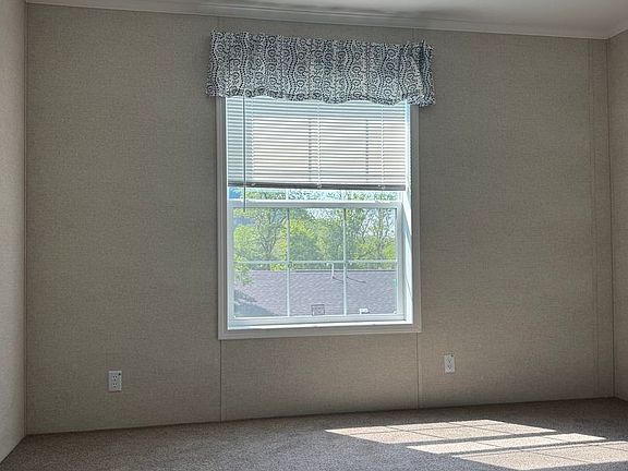 4th image of 465-5 Royal Manor Rd