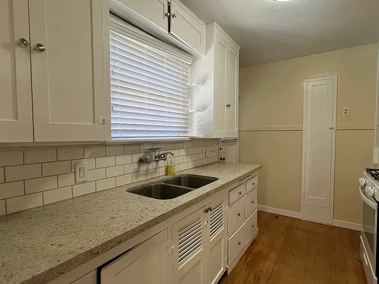 25 Parkwood Dr #4 — Photo 8