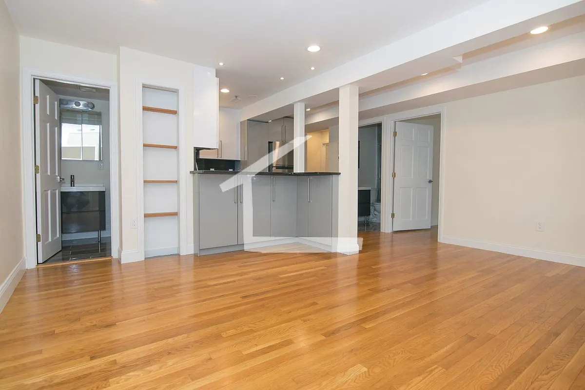 Photo 1 of 10 - 1801 Beacon St #2R - Brookline, MA Primary Photo - 1801 Beacon St #2R