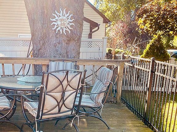 Side yard, access to kitchen