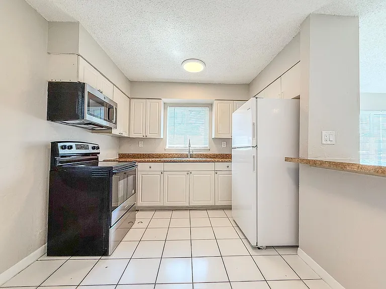 1025 NE 17th Ave #1 — Photo 6