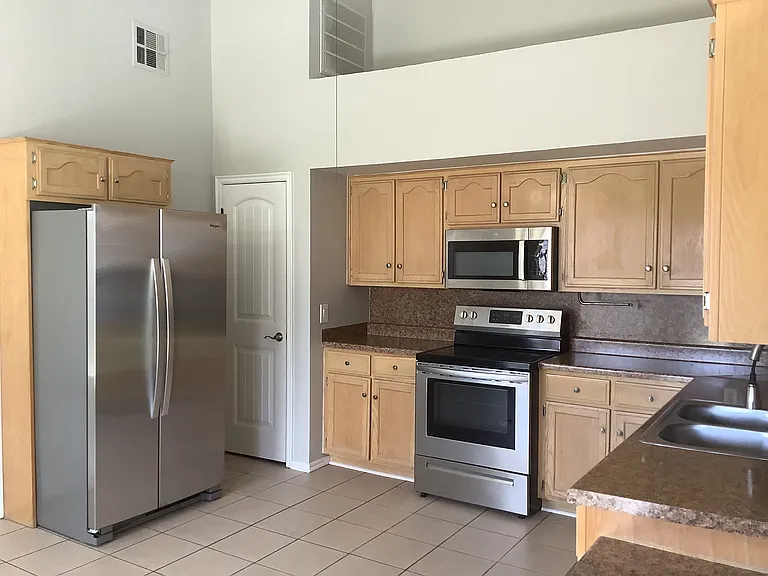 1424 SW 23rd St — Photo 2