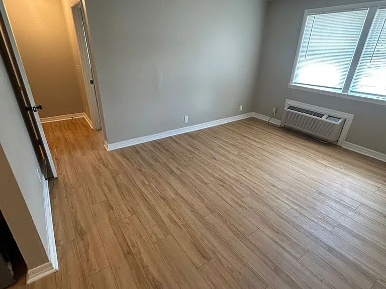405 Oak Street — Photo 11