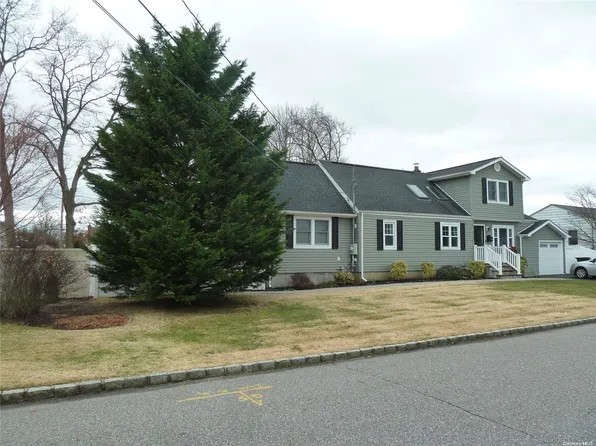 326 Aster Road, West Islip, NY 11795