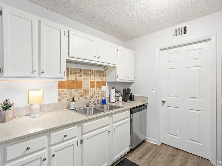 2260 Sunderland Rd #82W — Photo 6